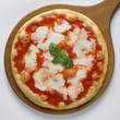Pizza margherita intera su pala di legno