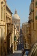 Steile Strasse mit Blick auf Dom in Valletta