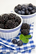 Frische Beeren in Keramikschale