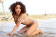 ragazza in spiaggia con capelli ricci