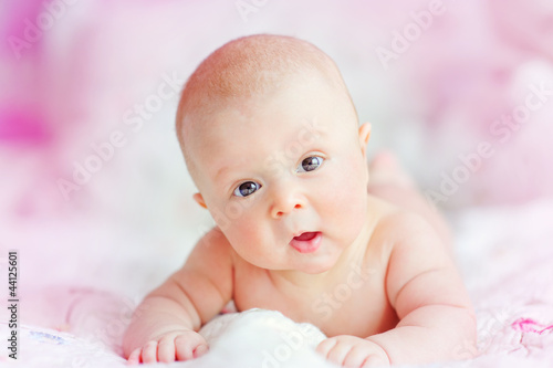 Foto: portrait of cute newborn baby on a pink bed portrait of cute newborn baby on a pink bed