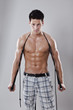 fitness sportler mit schlingen trainer trainingsgerät