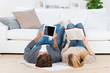 Foto: paar liest mit buch und tablet paar liest mit buch und tablet