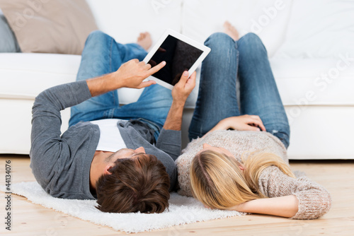 Photo: mann zeigt seiner freundin etwas am tablet mann zeigt seiner freundin etwas am tablet