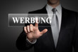 Mann drückt touchscreen button - Werbung