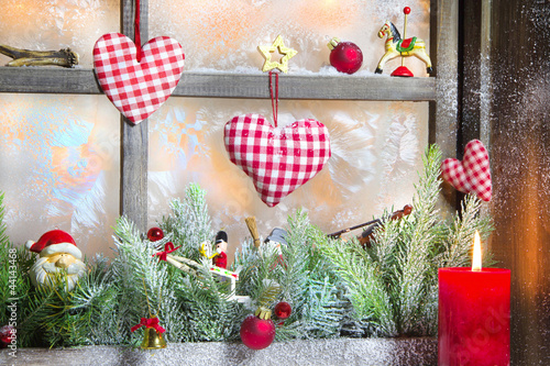 Foto: Rustikales Weihnachtsfenster mit Kerze Rustikales Weihnachtsfenster mit Kerze