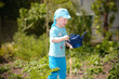 Foto: Kind hat Spaß beim Gärtnern Kind hat Spaß beim Gärtnern