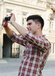 Foto: Smiling young man taking a photograph Smiling young man taking a photograph