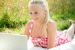 Junge Frau mit Laptop