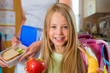 Familie - Mutter macht Frühstück für die Schule