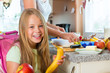 Familie - Mutter macht Frühstück für die Schule