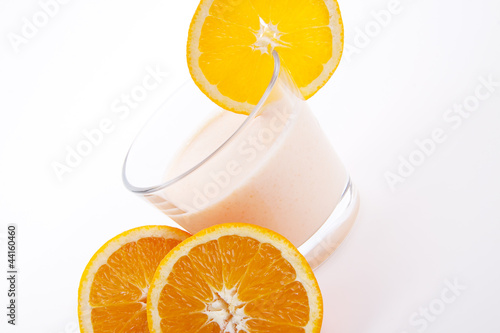 Photo: Frischer tropischer Joghurt mit Orangen isoliert Frischer tropischer Joghurt mit Orangen isoliert