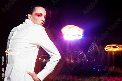 Foto: fashion woman in a white dress in the night fashion woman in a white dress in the night