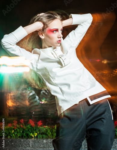 Foto: fashion woman in a white dress in the night fashion woman in a white dress in the night