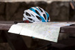 Fahrradhelm und Karte