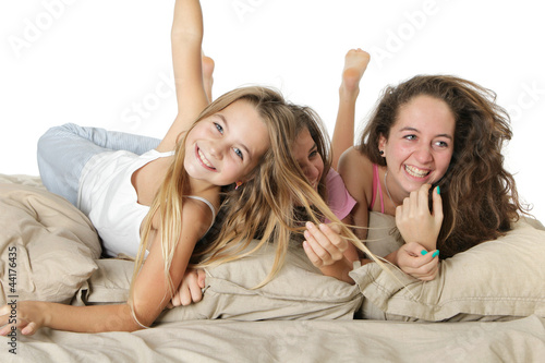 Photo: enfants jouant dans un lit enfants jouant dans un lit