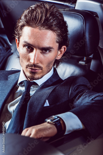 Foto: Beauty stylish guy in car . Beauty stylish guy in car .