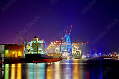 Photo: Schiff beim beladen Schiff beim beladen