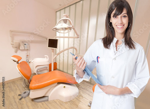 Foto: Smiling young hygienist Smiling young hygienist