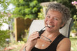 Senior - Portrait de femme dans son jardin