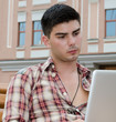 Foto: Young man using a laptop Young man using a laptop