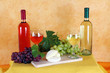Bottiglie di vino bianco e rosato con formaggio