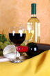 Calici di vino con formaggio fresco