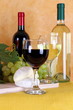 Formaggio e calici di vino