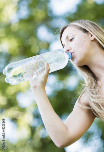 Foto: Frau trinkt wasser Frau trinkt wasser