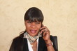 Jeune femme avec foulard au téléphone portable