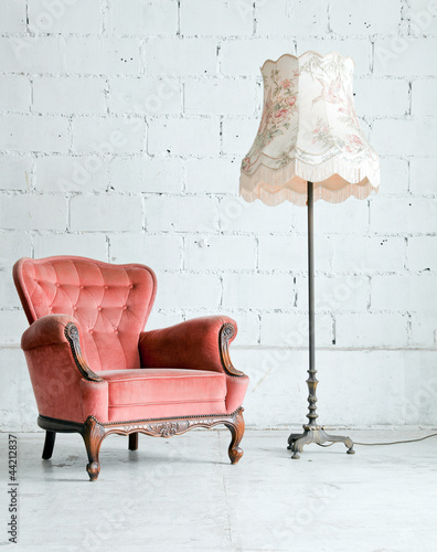 Photo : Armchair with desk lamp in vintage room Armchair with desk lamp in vintage room