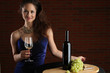 Frau bei der Weinprobe