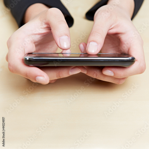 Foto: Hände halten Smartphone Hände halten Smartphone