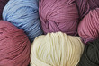 Wollknäuel in verschiedenen Farben