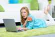 junge frau schaut erschrocken auf ihr laptop
