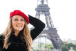 Foto: A Girl in a Red Hat in Paris A Girl in a Red Hat in Paris