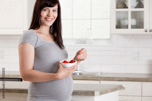 Foto: Pregnant Woman with Healthy Breakfast Pregnant Woman with Healthy Breakfast