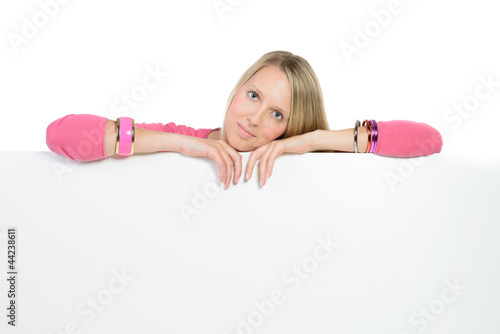 Foto: modische junge frau mit werbeschild modische junge frau mit werbeschild