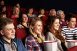 Foto: Group Of Teenage Friends Watching Film In Cinema Group Of Teenage Friends Watching Film In Cinema