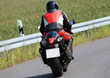 Motorradfahrer von hinten mit leerem Nummernschild