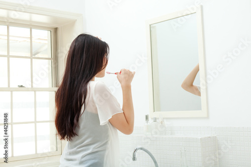 Foto: Beautiful young woman washing teeth Beautiful young woman washing teeth