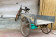 Altes Fahrrad mit Anhänger in Delhi, Indien