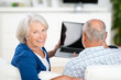 Photo: glückliches senior-paar hält laptop in der hand glückliches senior-paar hält laptop in der hand