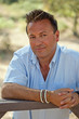 Homme 40s séduisant et souriant