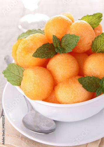 Foto: fruit dessert with mint fruit dessert with mint