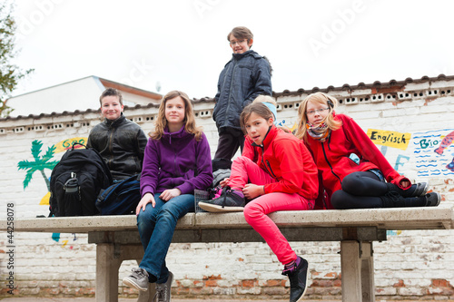 Foto: Schulkinder im Pausenhof einer Schule Schulkinder im Pausenhof einer Schule