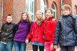 Schulkinder im Pausenhof einer Schule