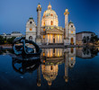 Karlskirche in Wien zur Blauen Stunde Panorama