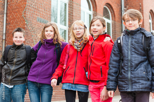 Photo: Schulkinder im Pausenhof einer Schule Schulkinder im Pausenhof einer Schule