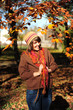 Foto: Girl in autumn park. Girl in autumn park.